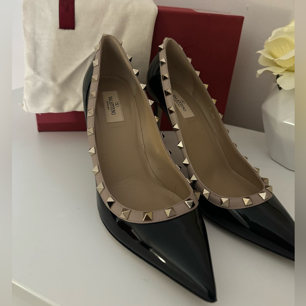 Authentic Size 42 Valentino Rockstud pump/dustbag in great,preowned condition
